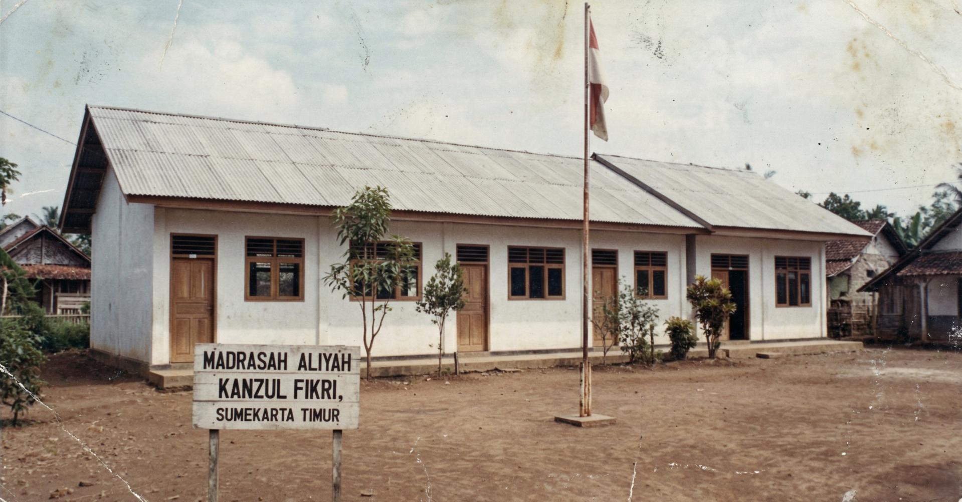 Suasana khusyuk para peserta didik saat mengikuti kegiatan kajian Islam rutin di area masjid madrasah guna memperdalam ilmu agama dan ketakwaan.